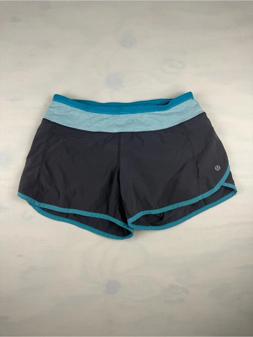 🌟 Lululemon Run: Speed Short - Like New - Coal Surge Wee Stripe Surge - Size 6 🩵